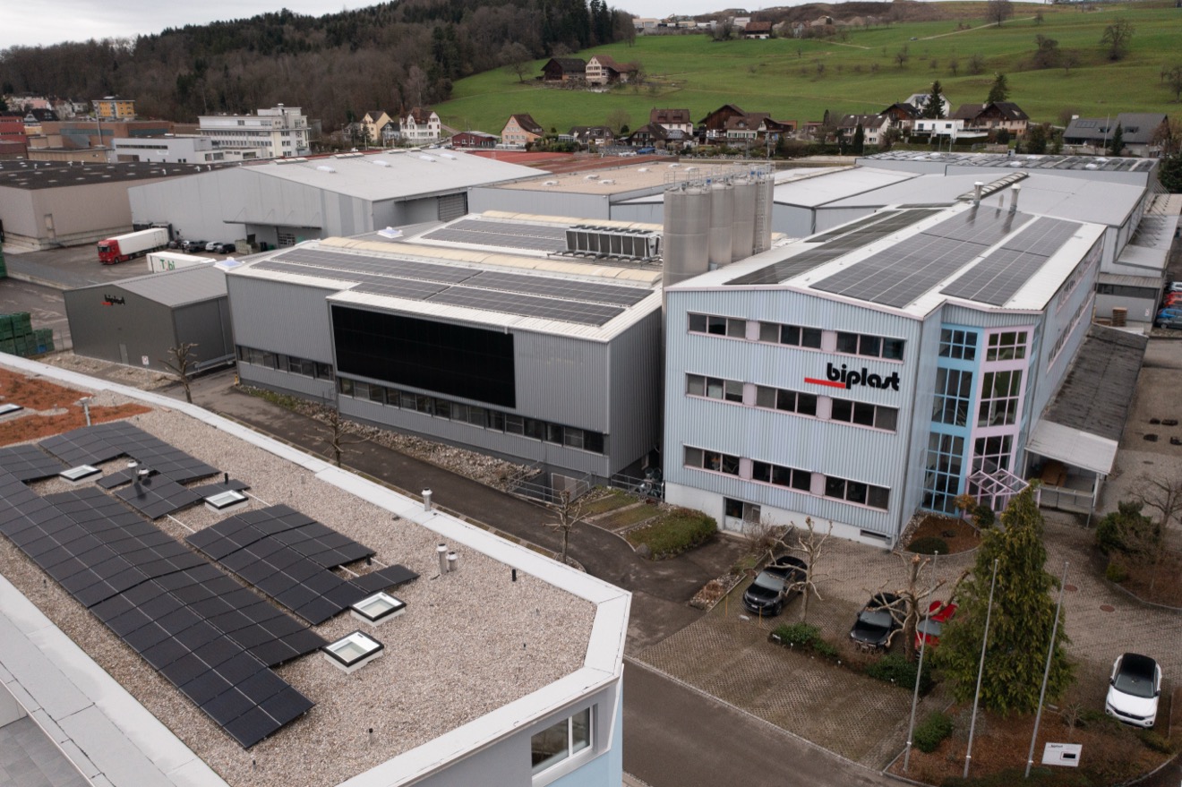 Veduta aerea dello stabilimento Biplast con capannoni di produzione, edificio amministrativo e pannelli solari sui tetti